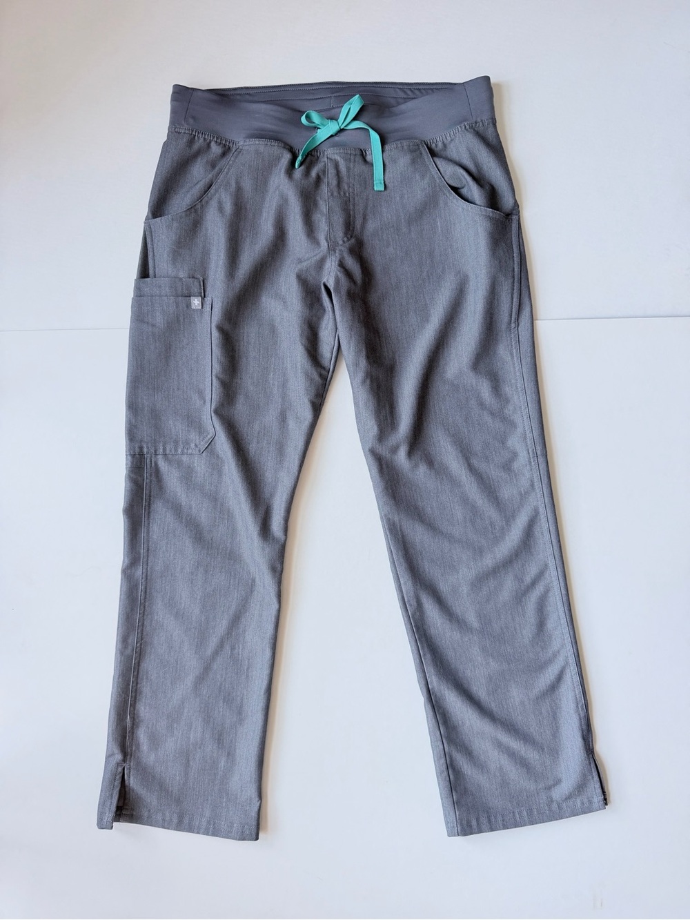 FIGS Kade Straight-Leg Cargo Scrub Pant - Medium Petite - Graphite Grey